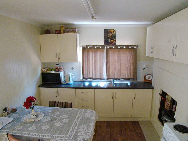 LOTS OF APPEAL! Picture 3