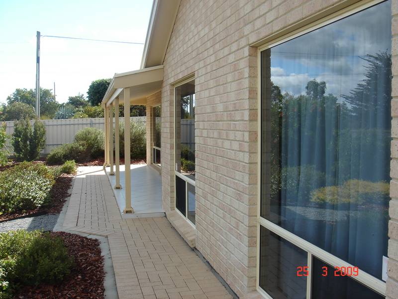 STUNNING HOME - KIRTON POINT Picture 2