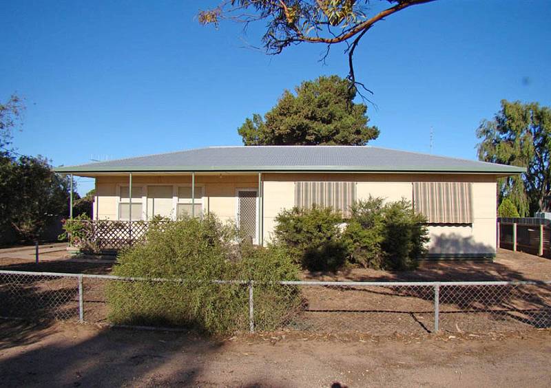 NEW PRICE!!!
AWAITING YOUR PERSONAL TOUCH.. Picture 1