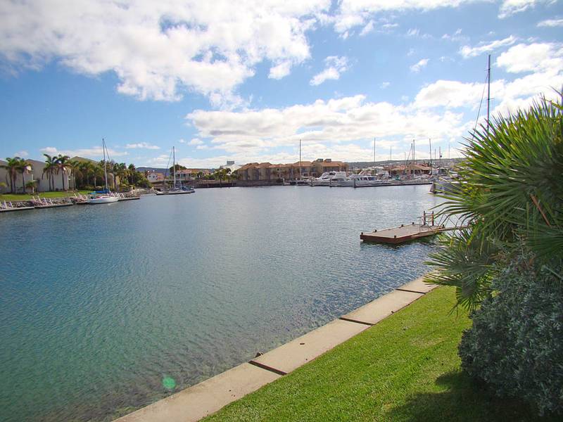 ABSOLUTE WATERFRONT Picture 3