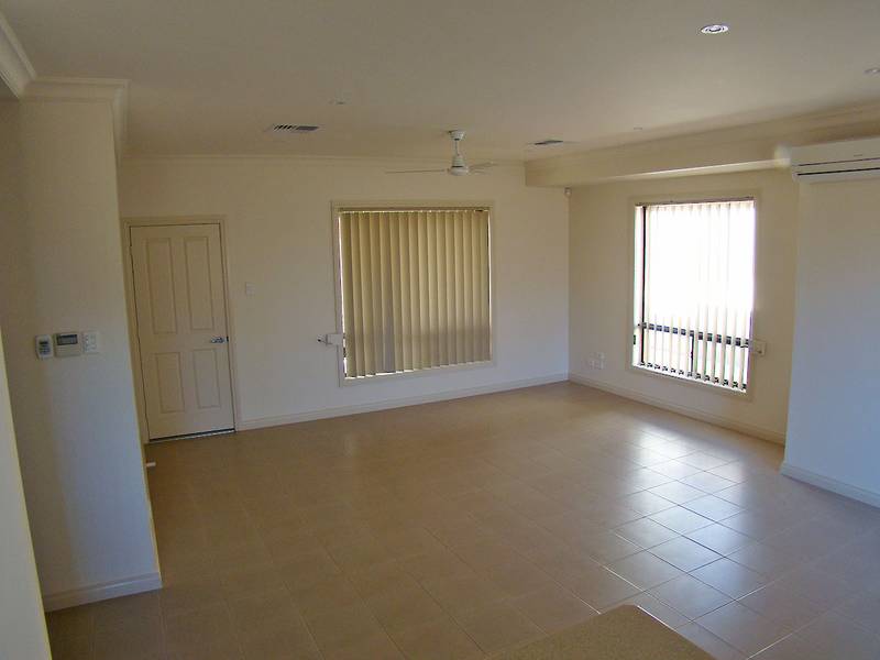 COMFORTABLE LIVING Picture 3