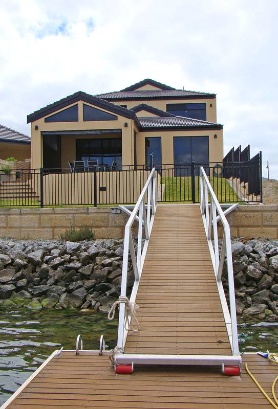 WATERFRONT LUXURY - NEW INSIDE PHOTOGRAPHS! Picture 3