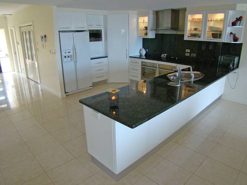 WATERFRONT LUXURY - NEW INSIDE PHOTOGRAPHS! Picture 1