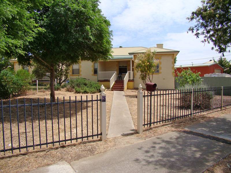 A GREAT OUTLOOK! Picture 1