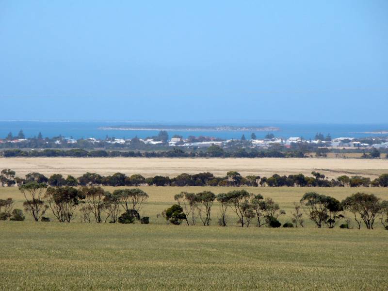 Affordable acreage approximately 7km from the Post Office at Tumby Bay. Picture 3