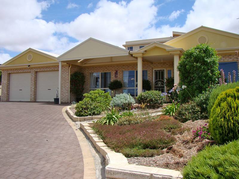 BEAUTIFULLY PRESENTED Picture 1