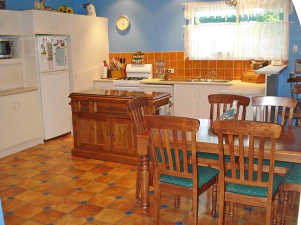 WALKING DISTANCE TO JETTY, GOLF COURSE, TENNIS COURT & BEACH Picture 2