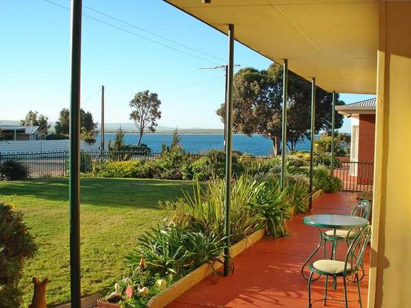 WALKING DISTANCE TO JETTY, GOLF COURSE, TENNIS COURT & BEACH Picture 1