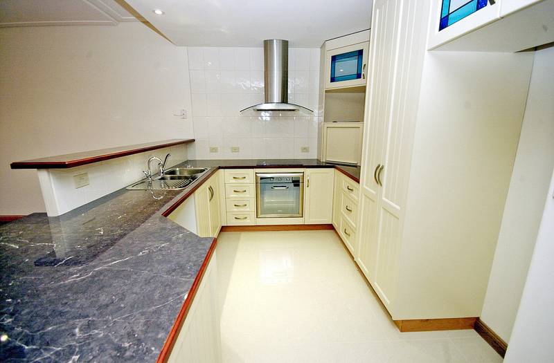 Modern Townhouse - Kirton Point Picture 3