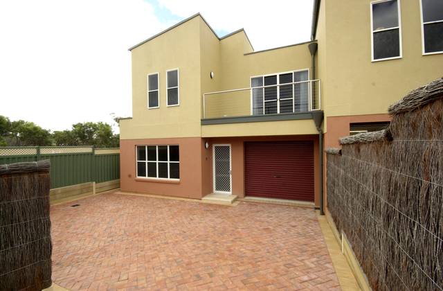 Modern Townhouse - Kirton Point Picture 2
