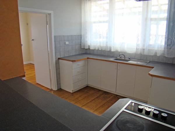 CENTRALLY LOCATED AND REALISTICALLY PRICED Picture 3