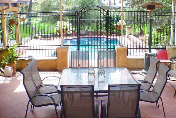 1 Acre - 220m2 Residence - I.G. Pool - 5 x Car Picture