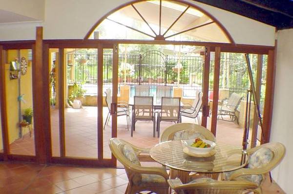 1 Acre - 220m2 Residence - I.G. Pool - 5 x Car Picture
