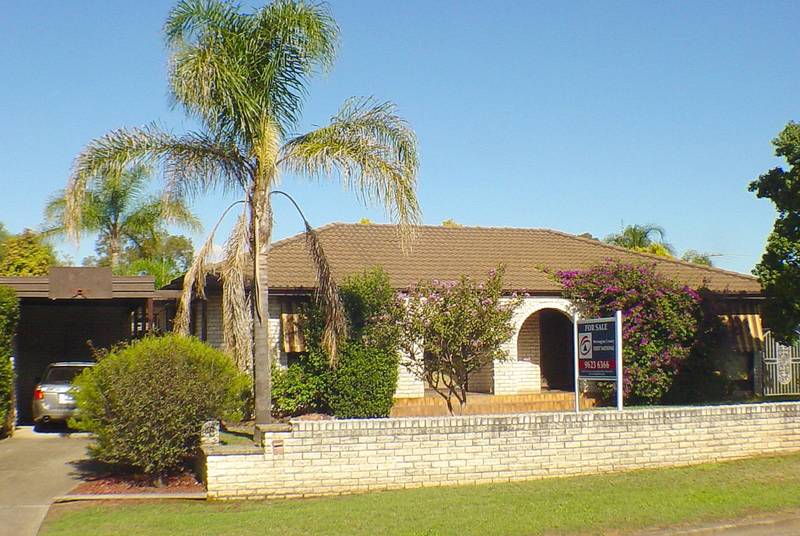 4 Bedrooms I/G Pool Picture 1