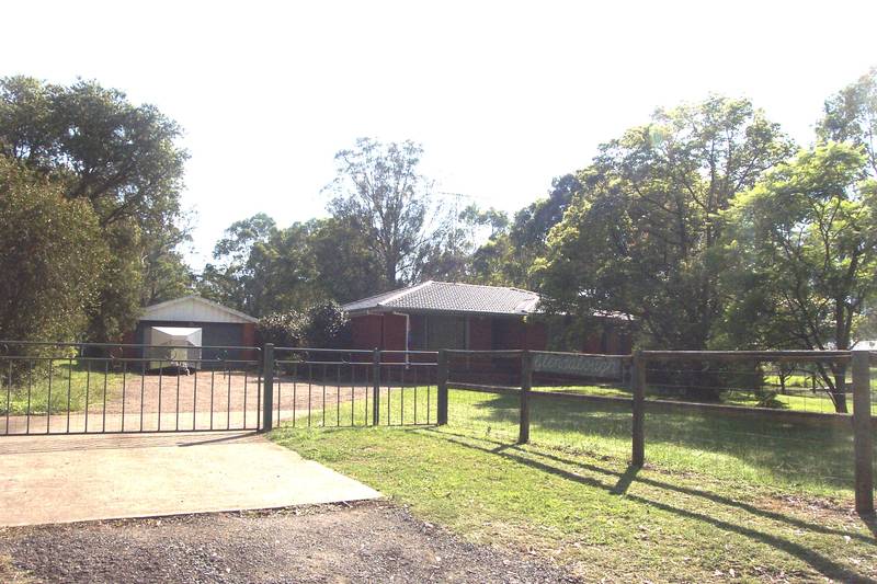 Large house, double garage, pool, numerous workshops on 1/2 acre Picture 2