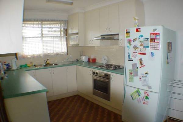 4 Bedrooms, Large 662m2 Block Picture 3