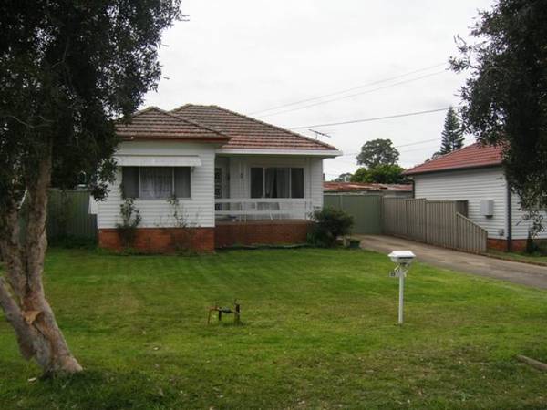 GUEST ROOM OR A TEENAGE RETREAT Picture 1
