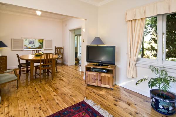 BEAUTIFUL GARDEN COTTAGE Picture 3