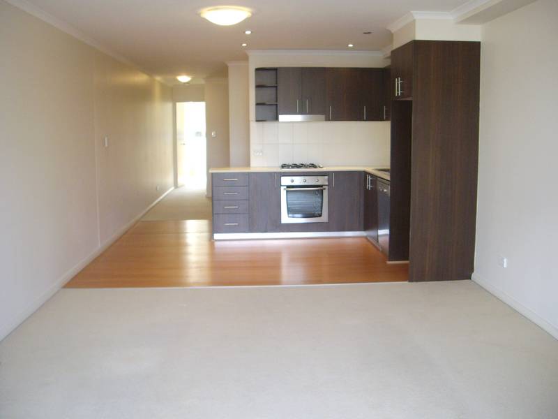 NEAR NEW!!! Picture 3