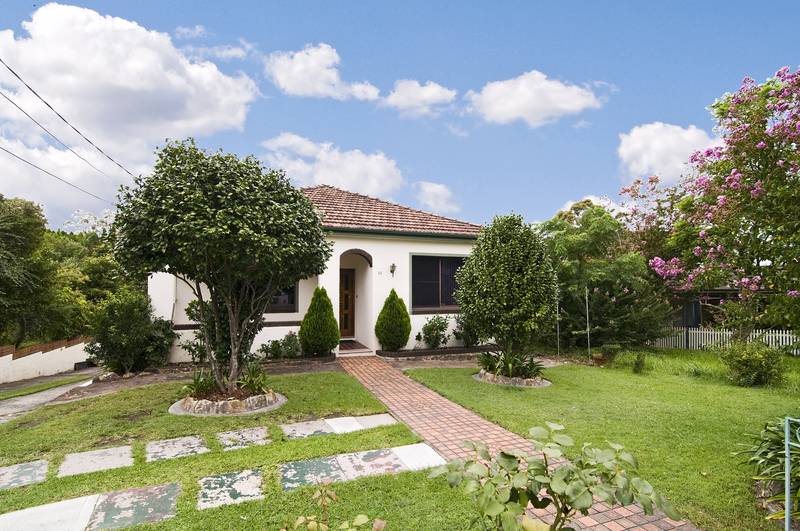 PARK SIDE FAMILY HOME - UNDER OFFER Picture 1