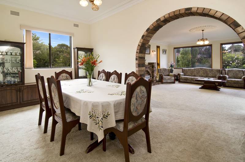 PARK SIDE FAMILY HOME - UNDER OFFER Picture 2