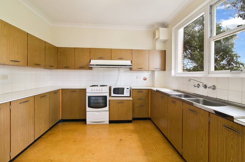 QUIET, REAR OF BLOCK Picture 2