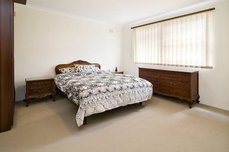 QUIET, REAR OF BLOCK Picture 3