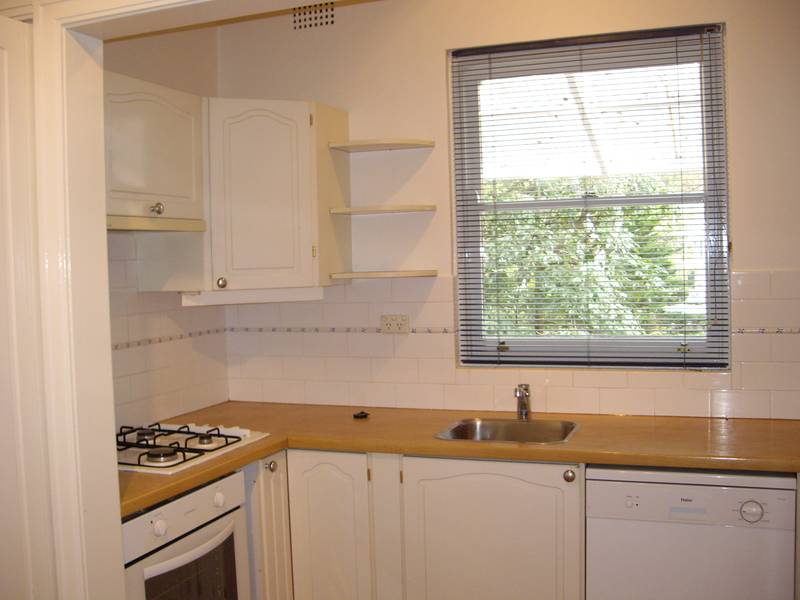 Spacious and Bright! Picture 2