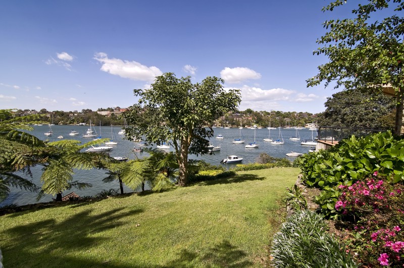 BLUE RIBBON WATERFRONTAGE Picture 1