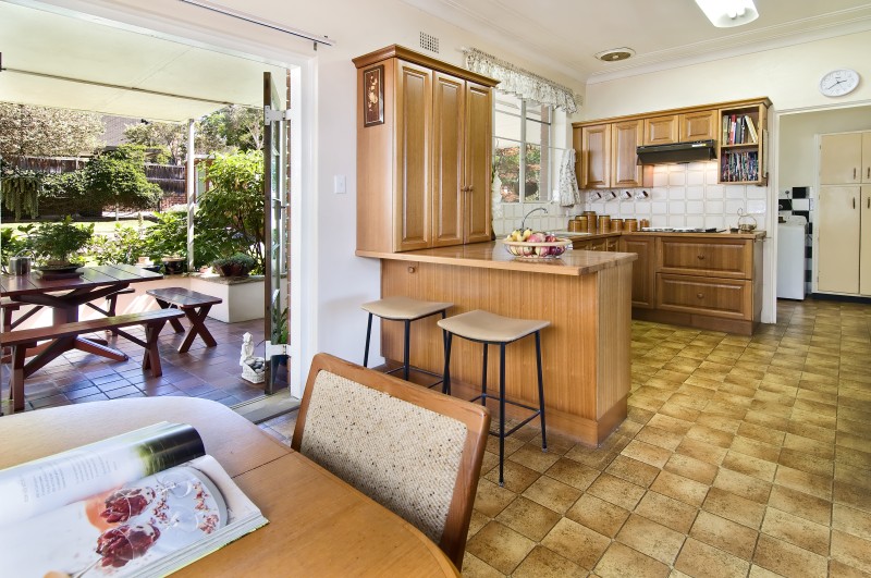 LOFTY LIVING, LEVEL ACCESS! Picture 1