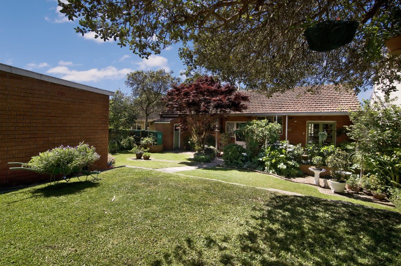 LOFTY LIVING, LEVEL ACCESS! Picture 2