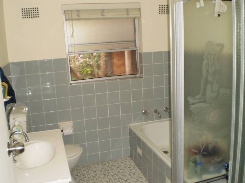 TWO BEDROOM UNIT WITH A LOCK UP GARAGE! Picture 2