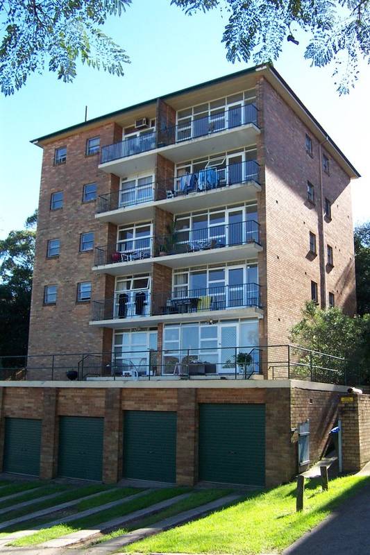 TWO BEDROOM UNIT WITH A LOCK UP GARAGE! Picture 3