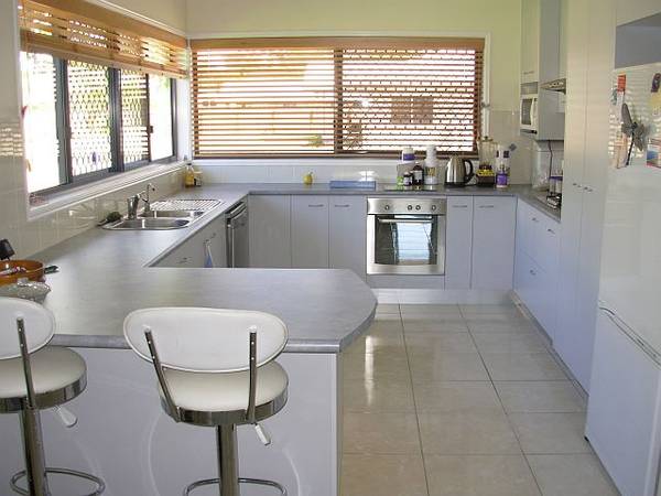 NEW & FRESH AND SO CLOSE TO THE OCEAN FRONT Picture 2