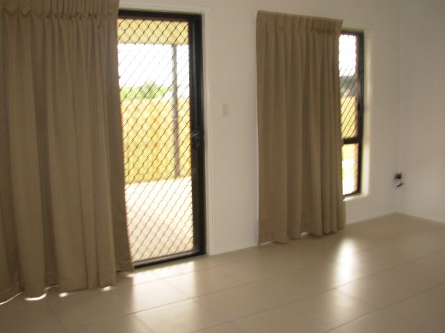 $280 per week unfurnished pet friendly Picture 3