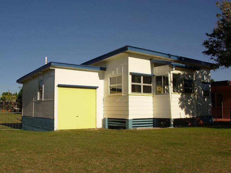 A Great Beach Cottage (with a water view!) Picture 1