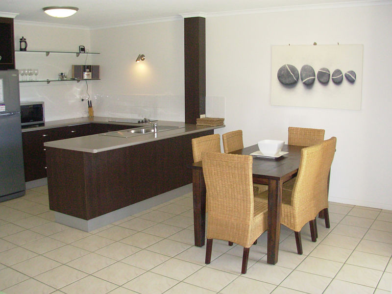 Modern Unit Boasting Quality Ocean Views Picture 3