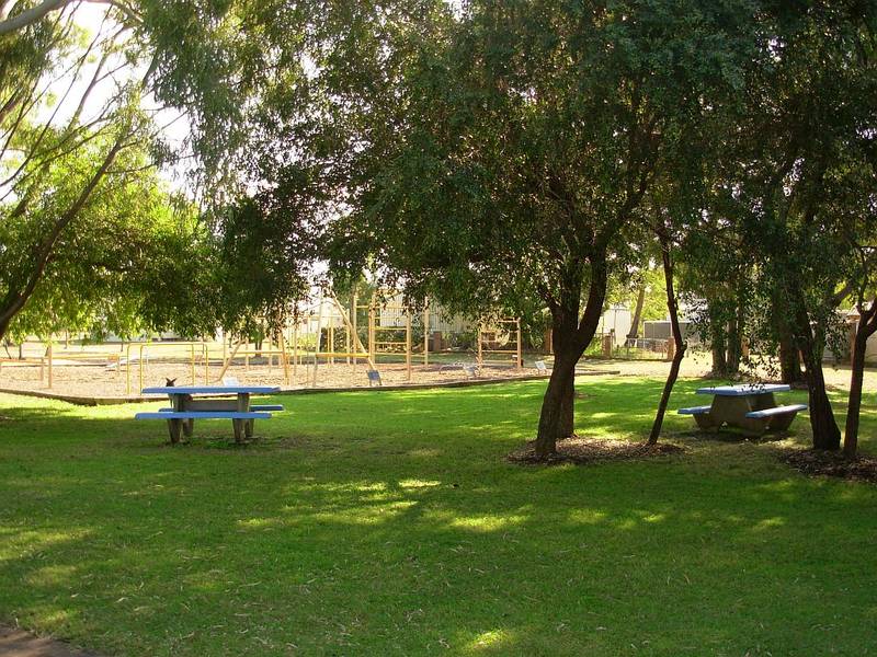 Quiet Cult-A-Sac with Direct Beach Access Picture 3