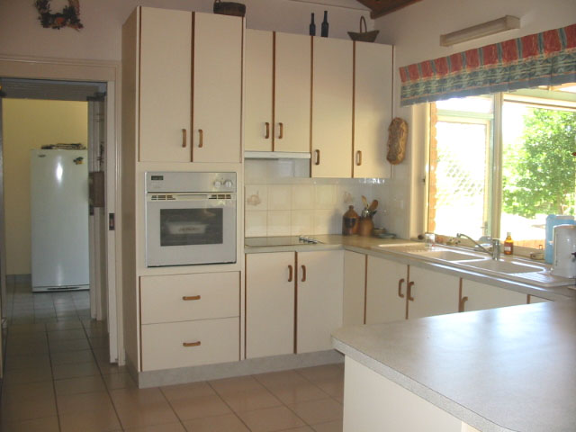 Exquisite Family Home on 1,261 sq m Allotment Picture 3