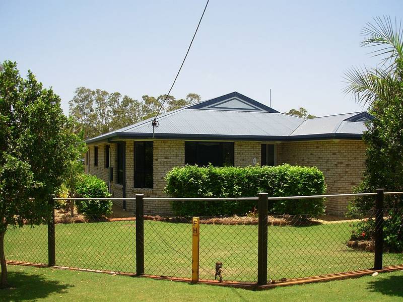 Stylish Luxury
- Avenue Position - 1,210 sq m Allotment Picture 2