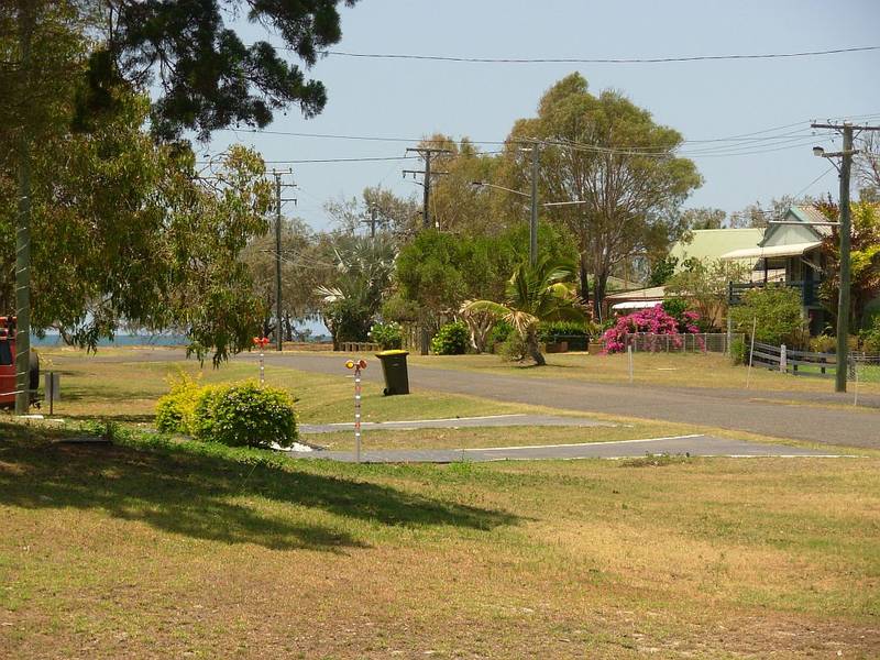 Stylish Luxury
- Avenue Position - 1,210 sq m Allotment Picture 3