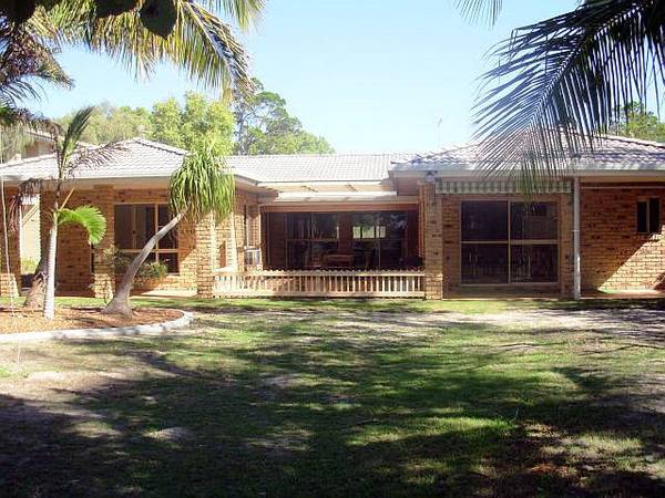 Absolute Ocean Frontage - Easy Living Modern Home Picture 2