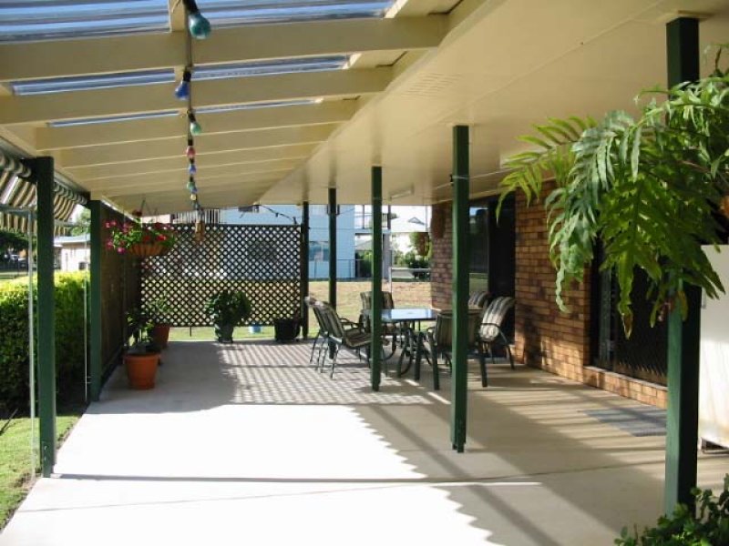 LIVE ONLY ONE STREET FROM THE BEACH IN THIS IMMACULATE FAMILY HOME Picture 2