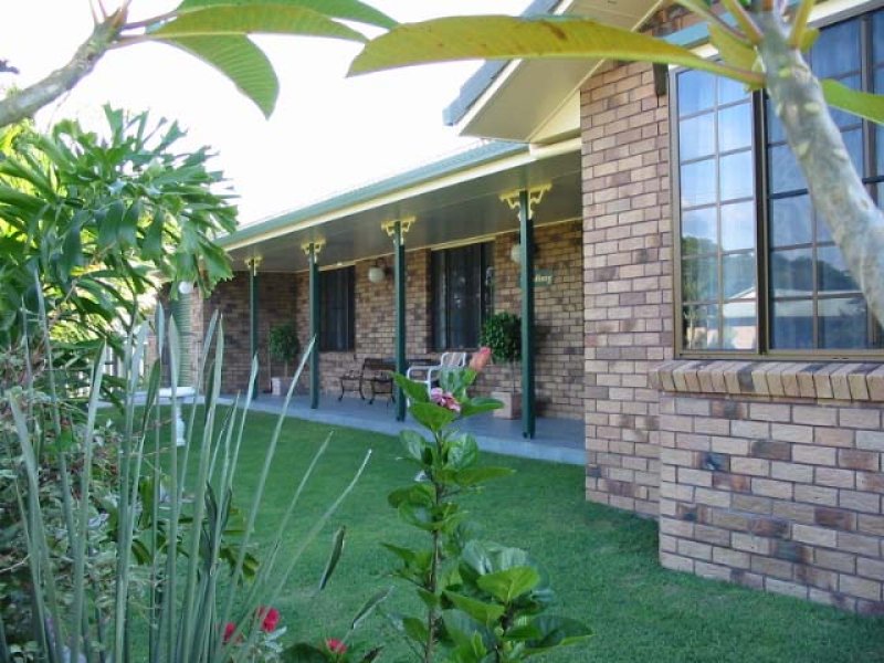 LIVE ONLY ONE STREET FROM THE BEACH IN THIS IMMACULATE FAMILY HOME Picture 1