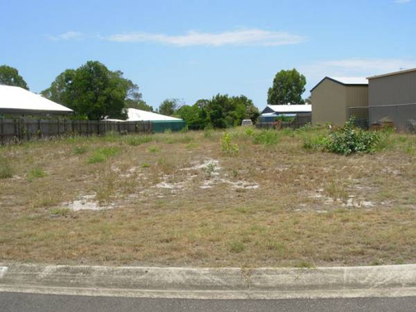 SHORT WALK TO BEACH, CLOSE TO SHOPS Picture 3