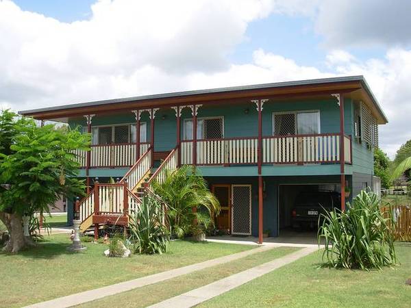 Ideal Family Home only 2 Streets from the Beach Picture 1