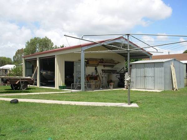 Ideal Family Home only 2 Streets from the Beach Picture 2