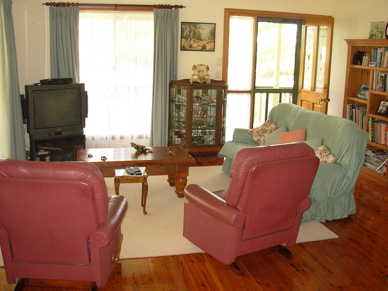 Majestic Queenslander 1 Street from the Beach Picture 3