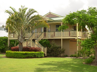 Majestic Queenslander 1 Street from the Beach Picture