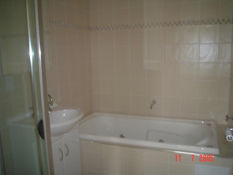 Neat 3 bedroom villa positioned in quiet leafy location. Picture 3